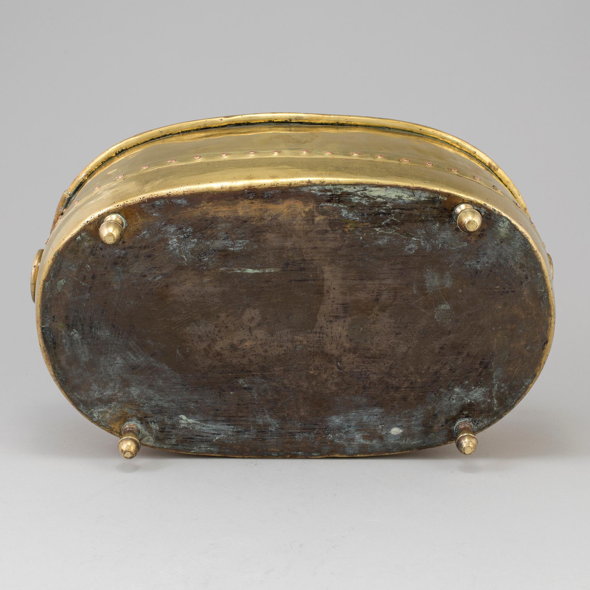 A brass wine cooler, 17th-/18th century-.