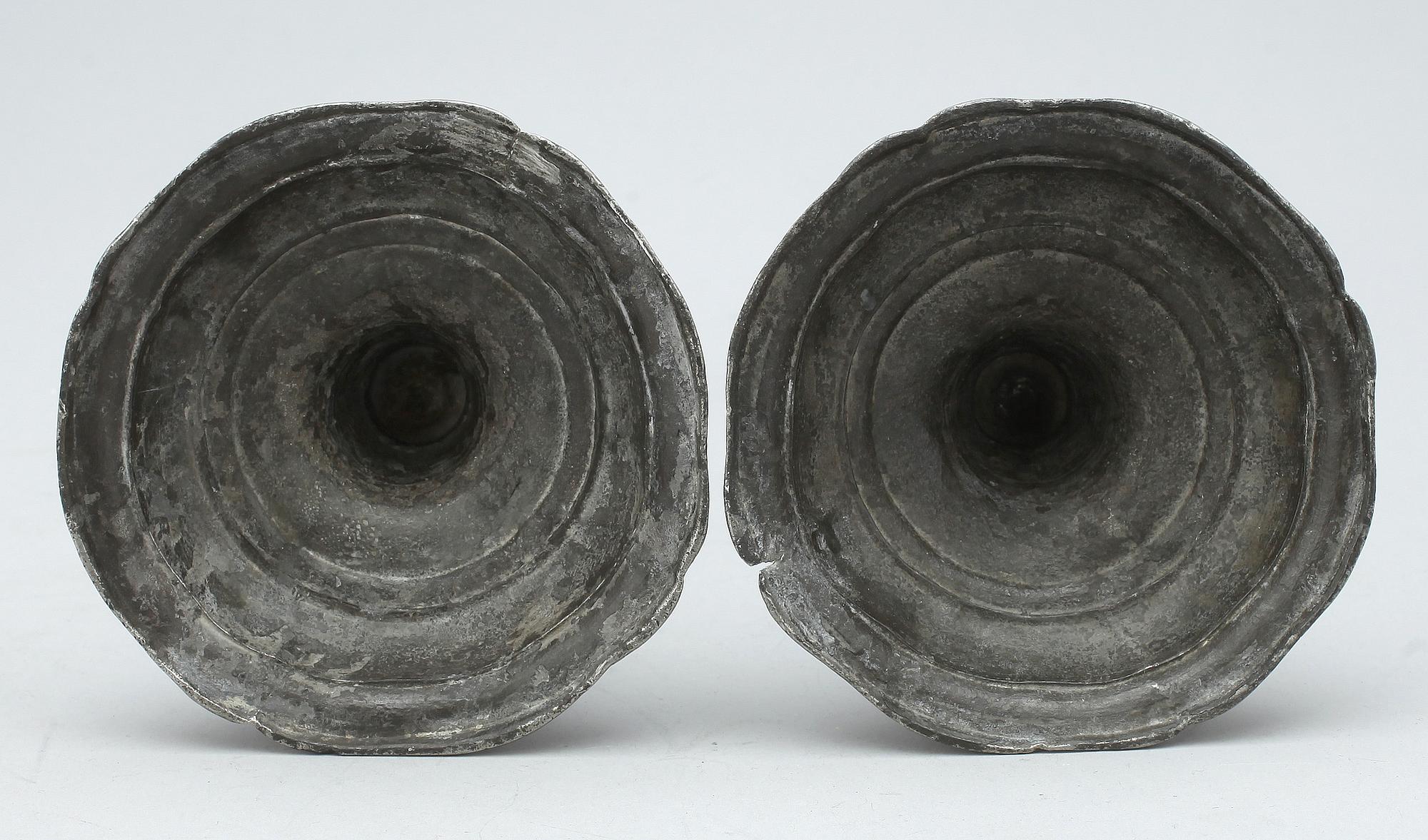 LJUSSTAKAR, ett par, tenn, rokokostil. 1800-tal.