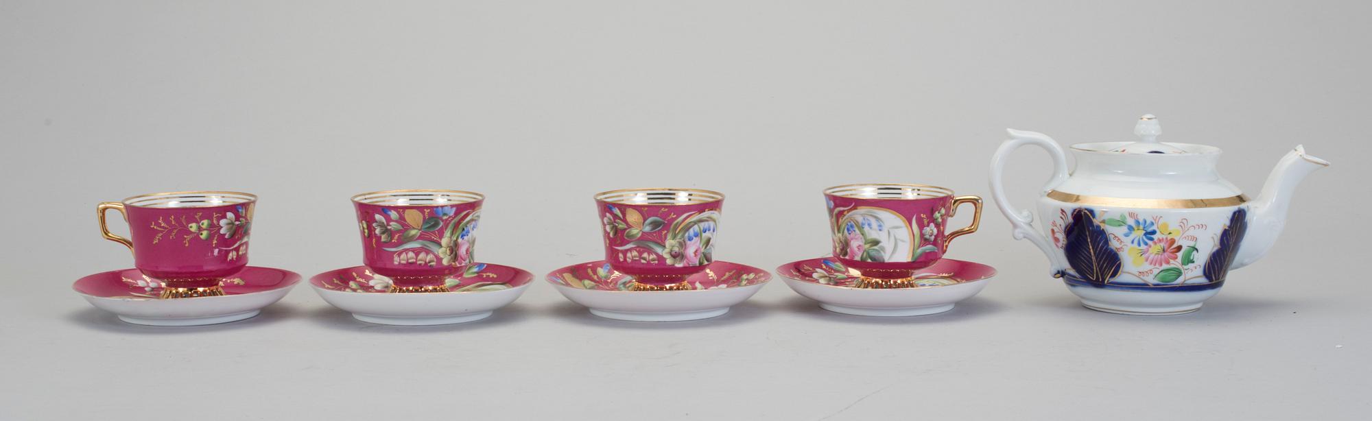 SERVISDELAR, 5 st, porslin, Kuznetsov, Ryssland, omkring sekelskiftet 1800/1900-tal.