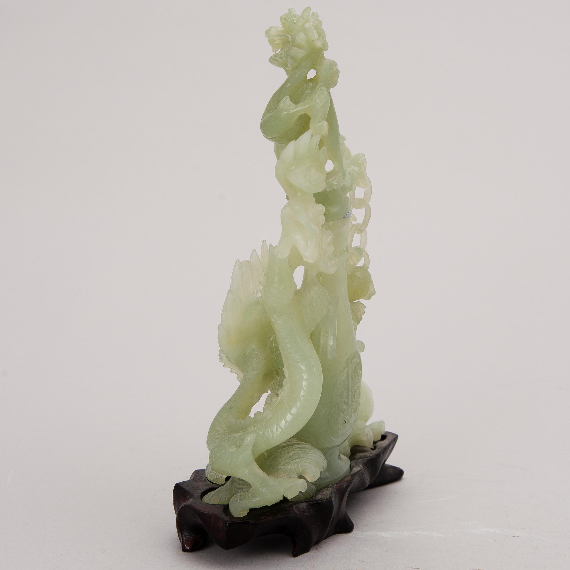 A Chinese bowenite sculpture.