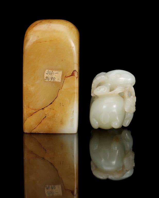 SIGILLSTAMP samt FIGURIN, nefrit. Kina, 1900-talets början.