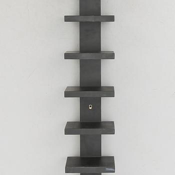 HYLLA. "Pilaster", John Kandell, Källemo, Värnamo, 1900-/2000-tal.