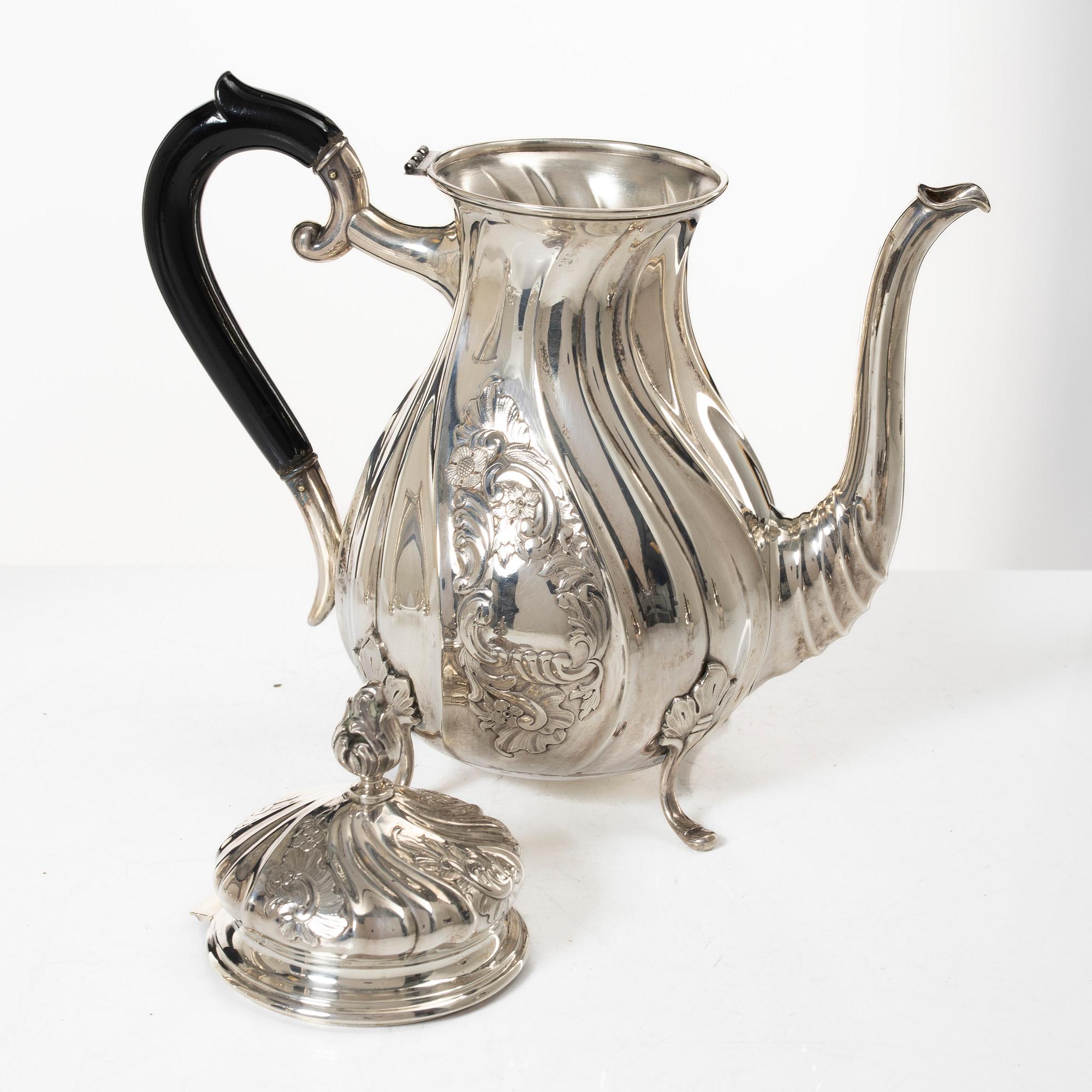 Kaffekanna och gräddkanna, silver, rokokostil, CG Hallberg, 1934.