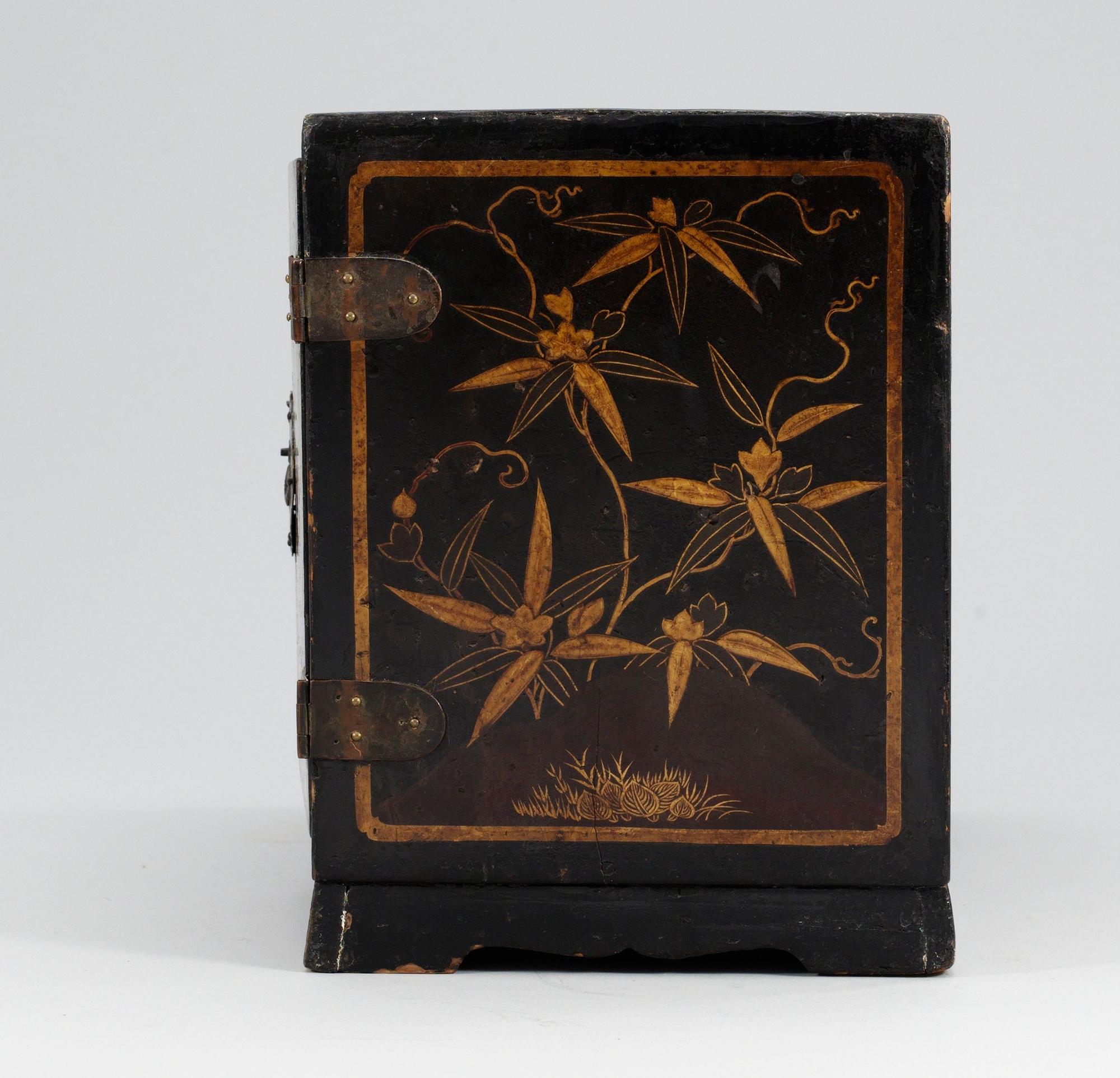 SKÅP, lack. Sen Qing.