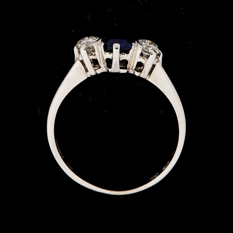 RING, 18 k vitguld med blå safir ca 0,30 ct samt briljantslipade diamanter ca 0,30 ct. Vikt ca 2 g.
