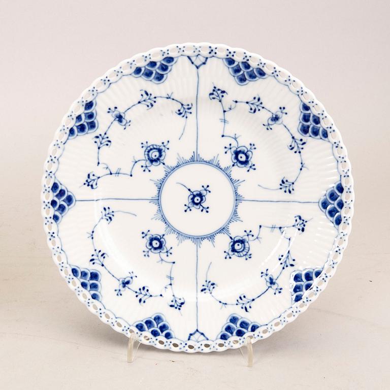 A 44 pcs Royal Copenhagen "Musselmalet" dinner service, Denmark, later part of the 20th century.