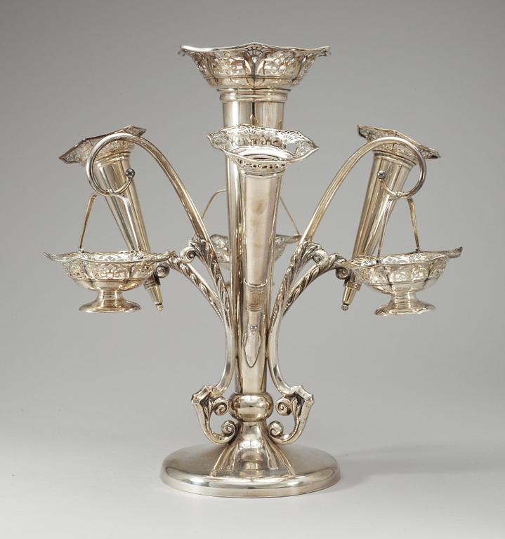 A grand silver centrepiece, Birmingham 1915.
Weight 3,8 kg.