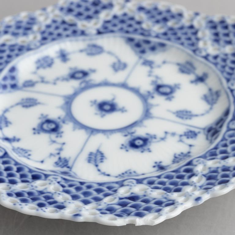 Assietter, fem stycken, porslin, "Musselmalet helblond", modell 1144, Royal Copenhagen, Danmark, 1900-tal.