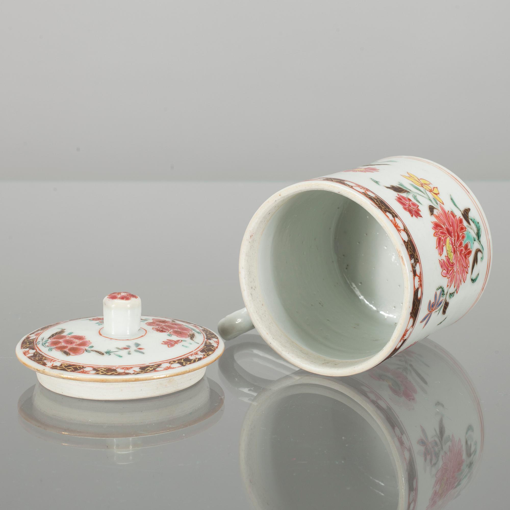 KRÄMKOPP OCH TALLRIK, porslin, Kina, famille rose, Qianlong 1736-1795.