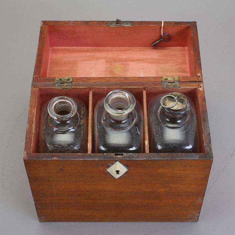 FLASKSCHATULL MED 3 FLASKOR, 1800-talets första hälft.