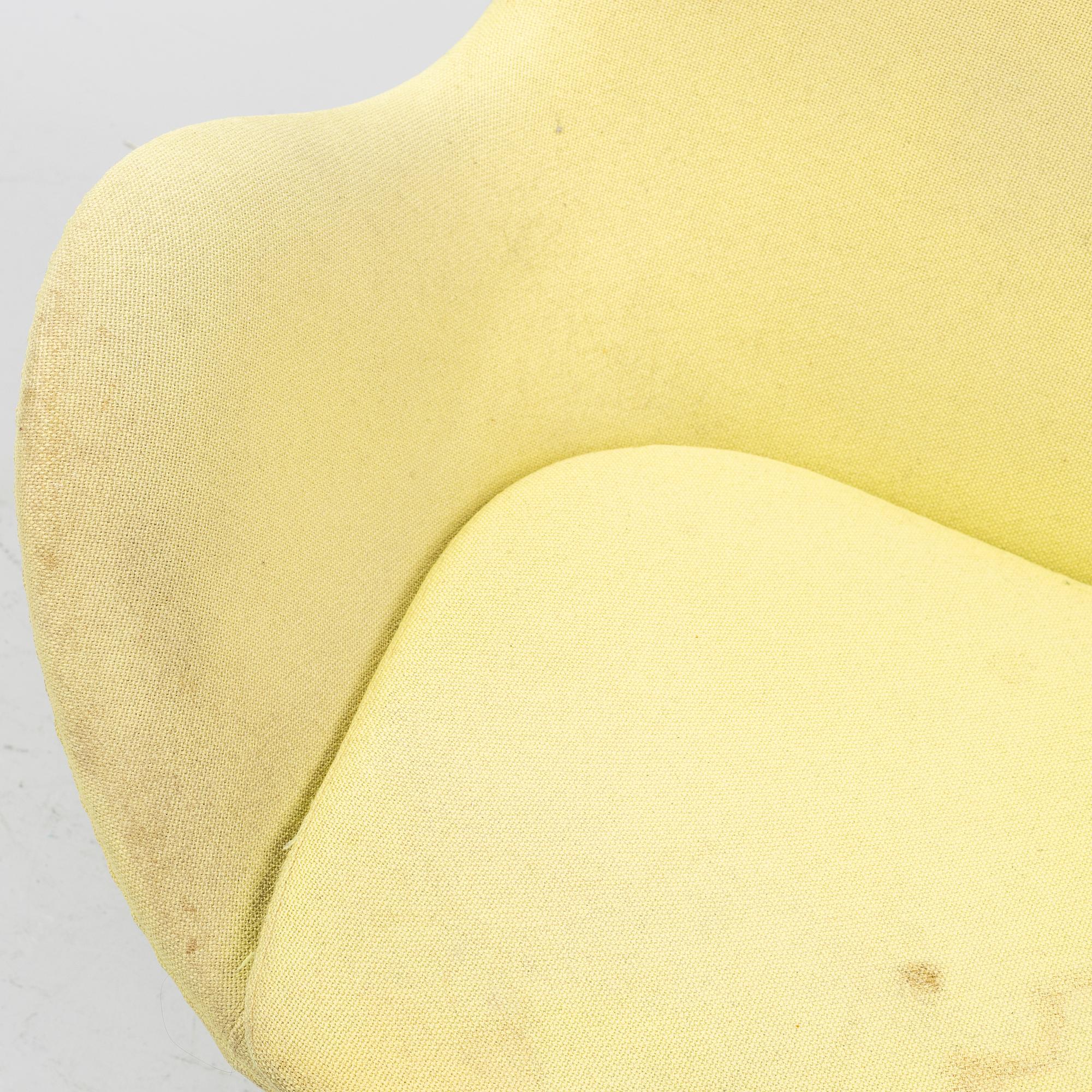 Arne Jacobsen, a swivel easy chair, 'The Egg', Fritz Hansen 1992.