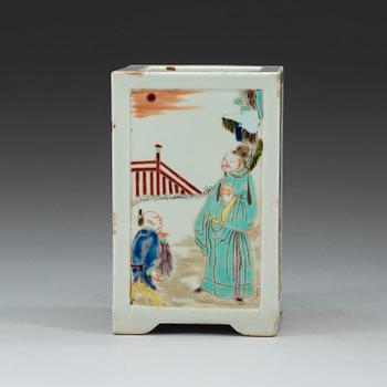 A famille rose brushpot, Qing dynasty (1644-1912).