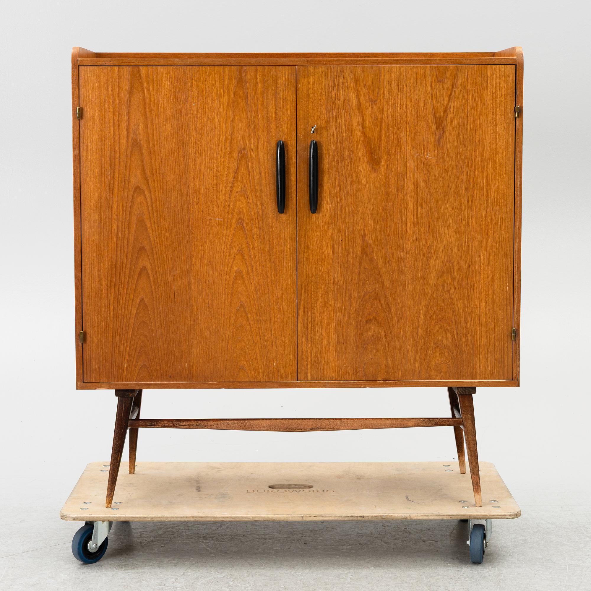 A 1950's cabinet.