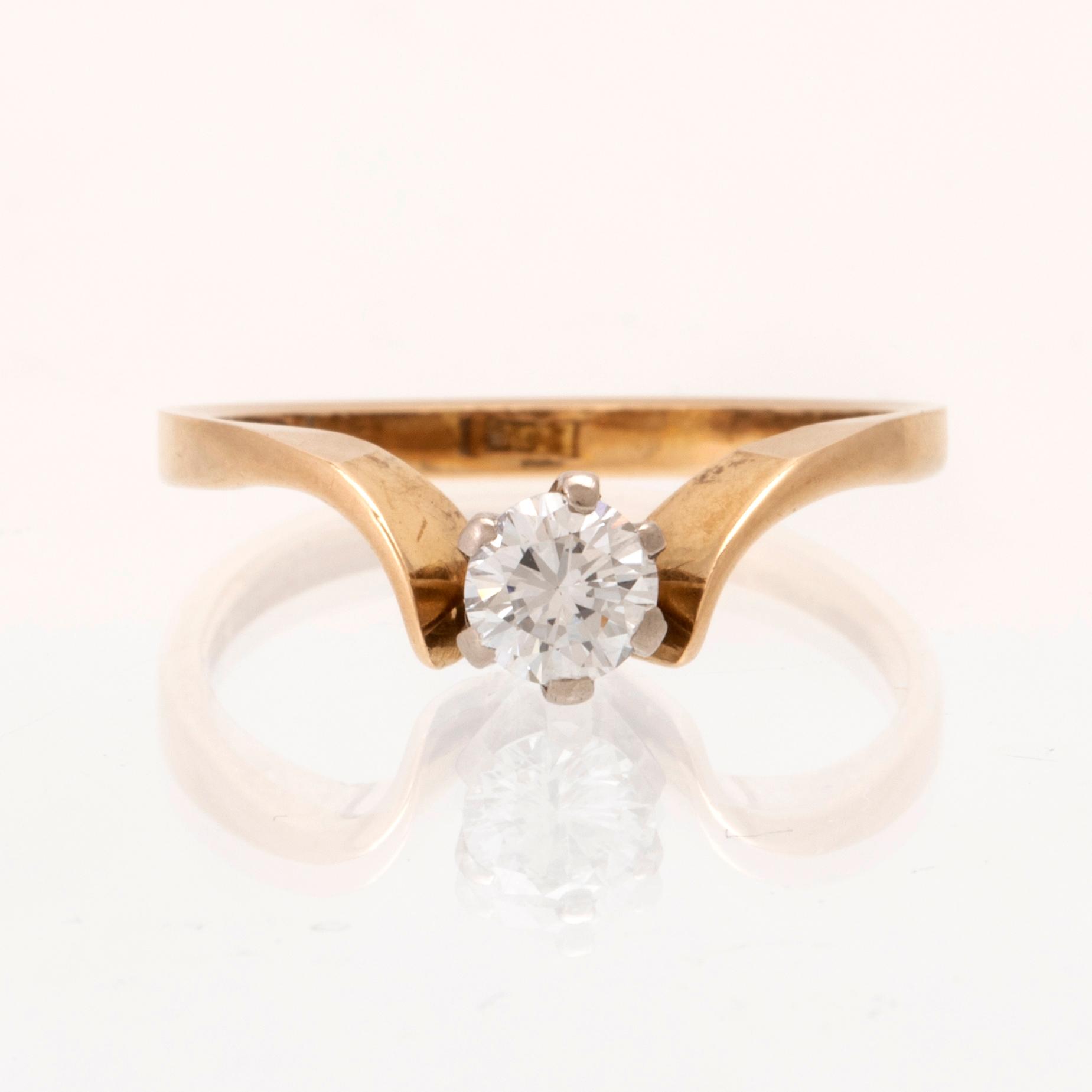 Ring solitär 18K rött och vitt guld med rund briljantslipad diamant, Per-G Forslund Juvelateljén Malmö 1977.