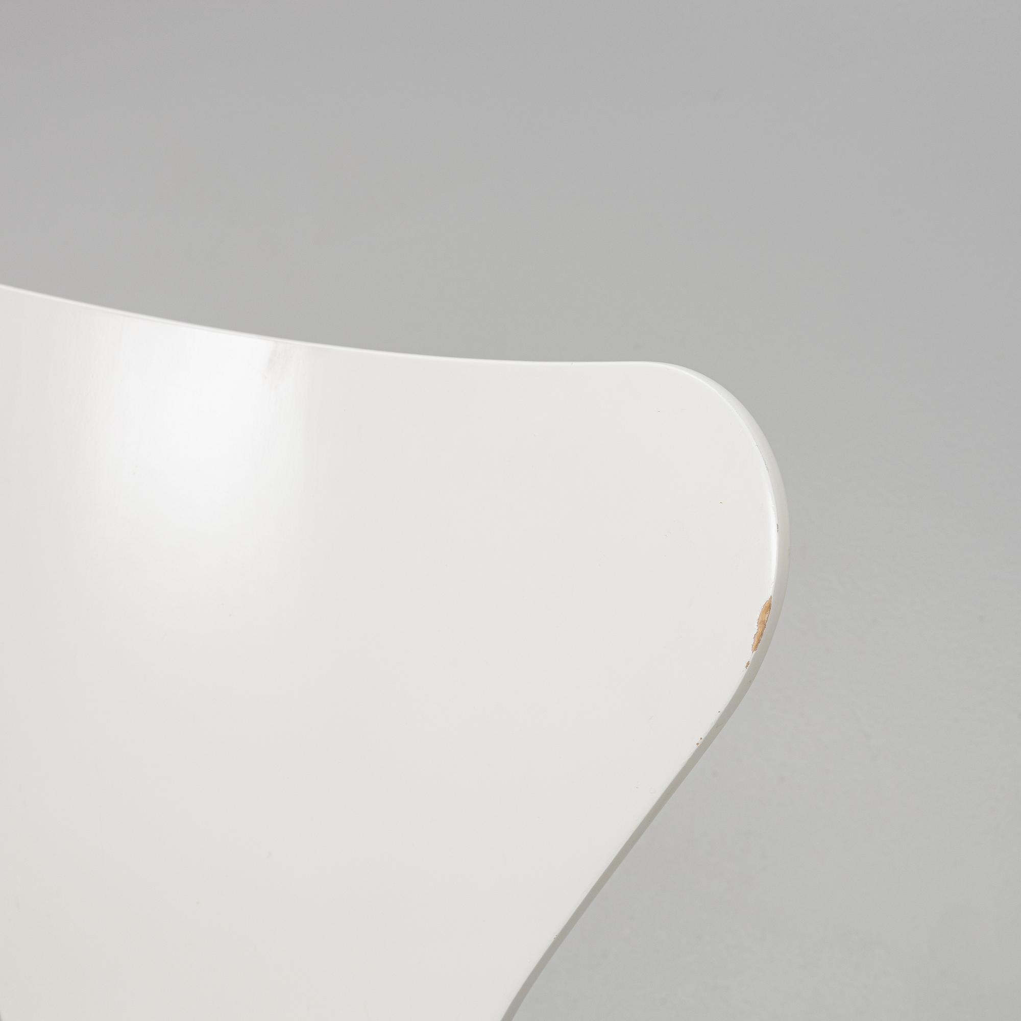 Arne Jacobsen, A set of  8 chairs, "The Seven", Fritz Hansen, Denmark, 1997 and 2005.