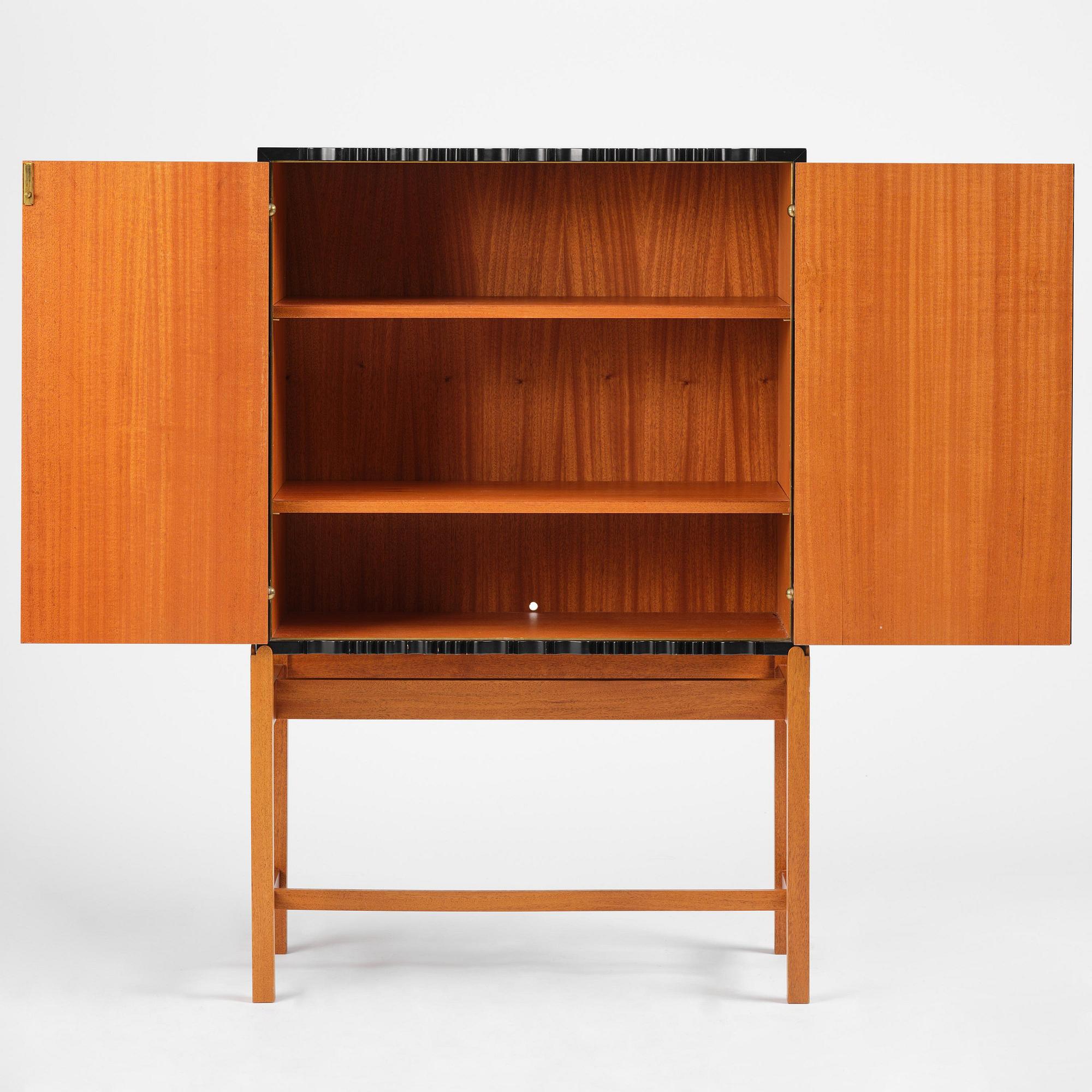Josef Frank, skåp, modell 2192, "Wellpappskåpet", Firma Svenskt Tenn,