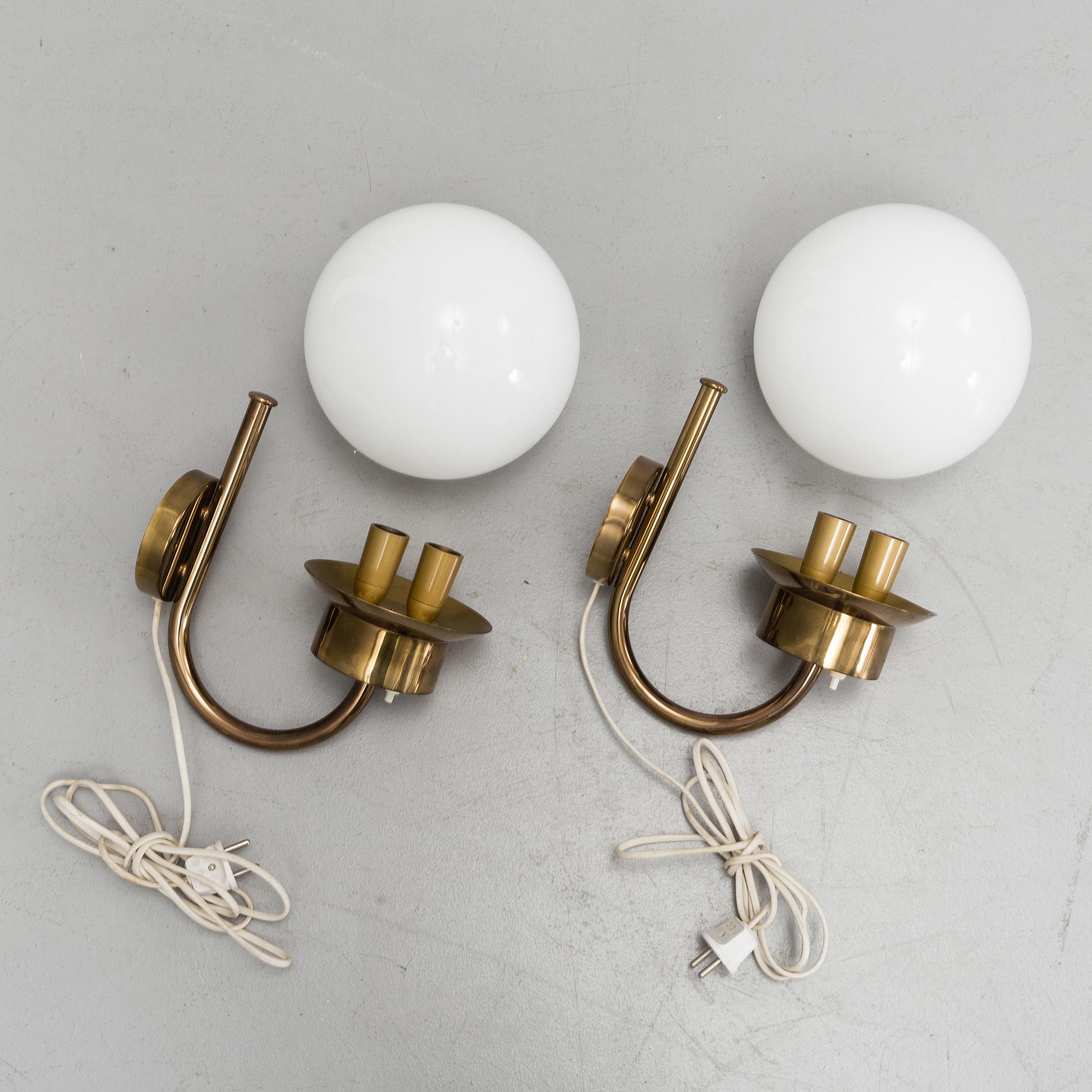 A pair of wall lamps "model V-118" in brass and glass, Bergboms.