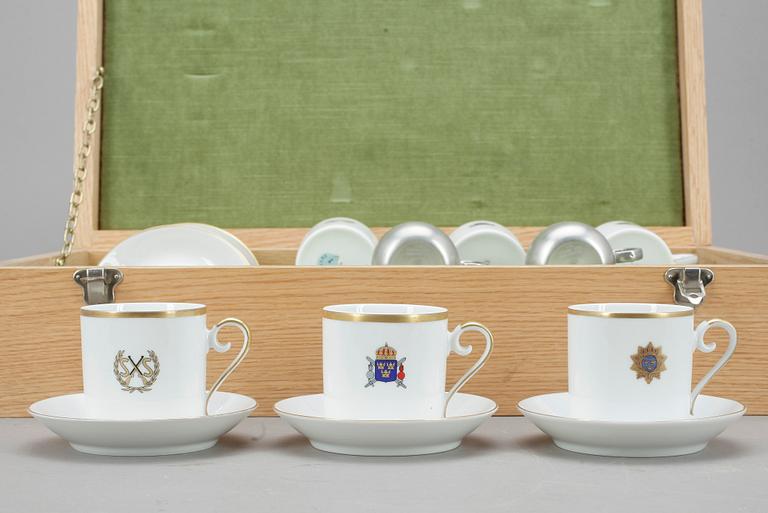 SCHATULL med SERVIS, porslin och tenn, bland annat Hackefors, 1990.