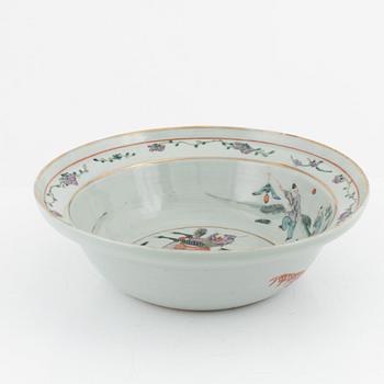 A porcelain basin, China, late Qing dynasty, around 1900.