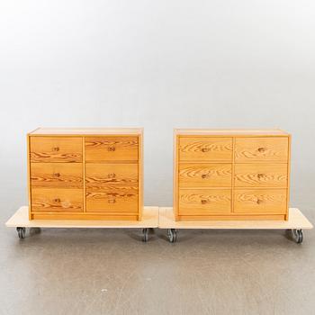 A pair of late 20th century chest of drawers.