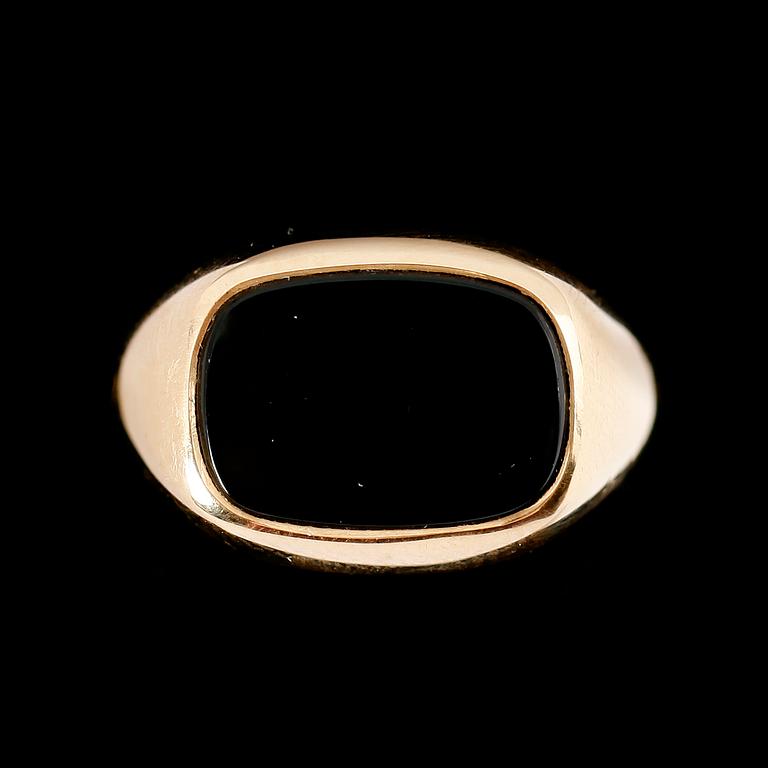 KLACKRING, 23 k, guld, svart onyx, Stockholm, 1919. total vikt ca 5 g.