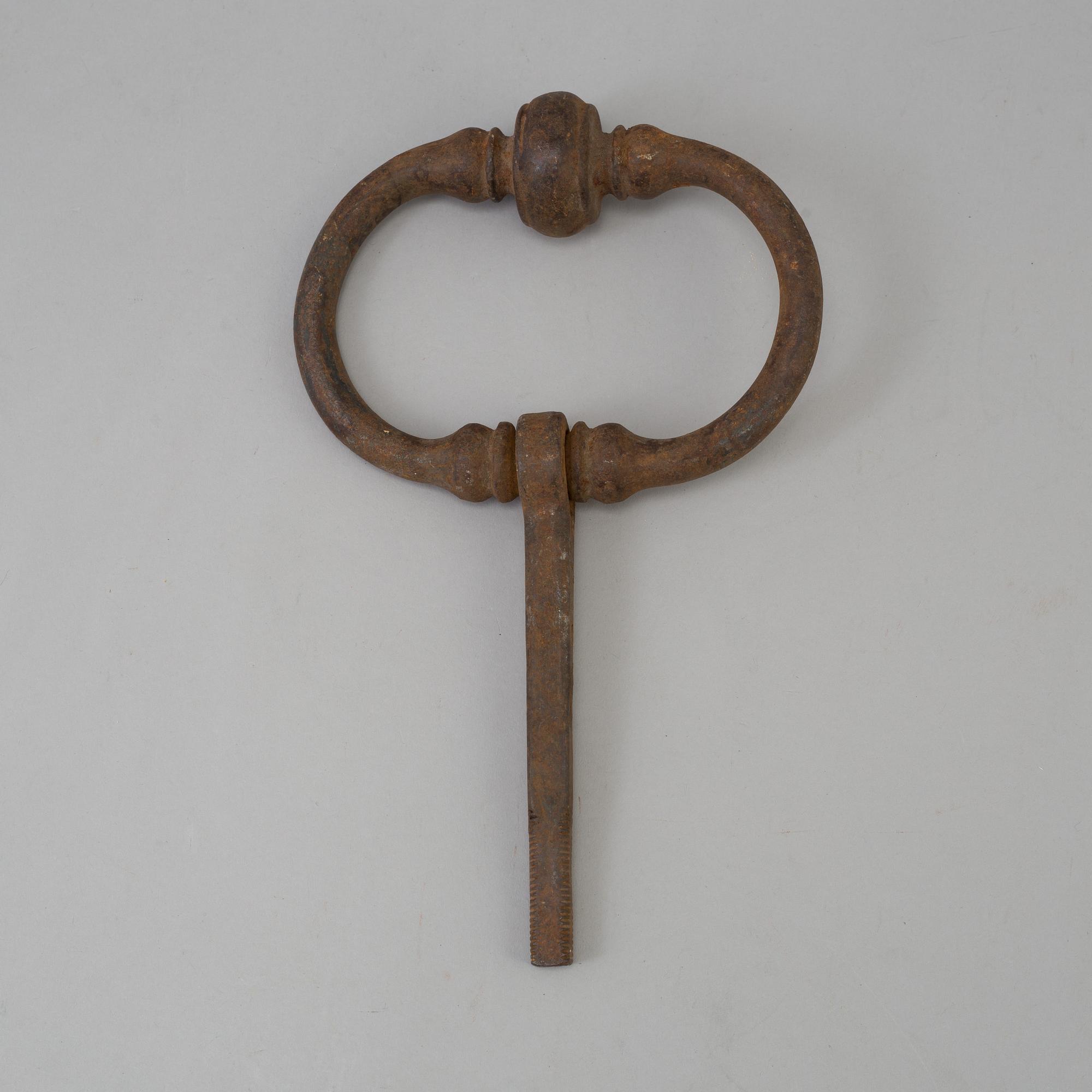 A 17TH CENTURY CAST IRON DOOR KNOCKER.