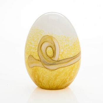 Oiva Toikka, a "Steller's Eider" glass bird and egg, signed O. Toikka Nuutajärvi 2006, the egg numbered 668/750.
