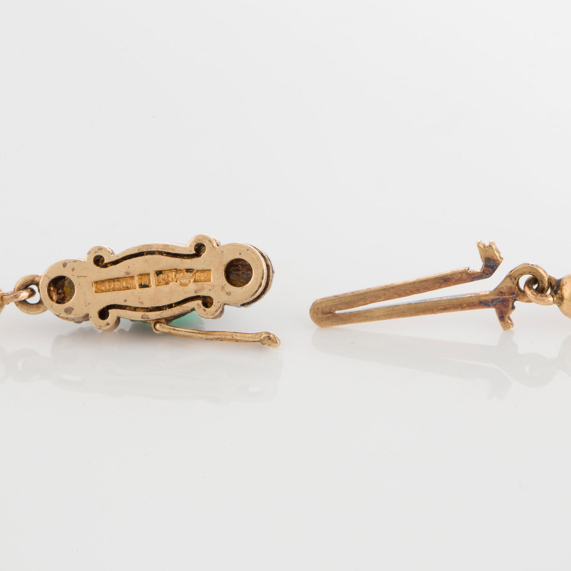 Collier av jadeitkulor diameter ca 4.2 - 9 mm lås 18K guld med krysopras samt två rosenslipade diamanter.