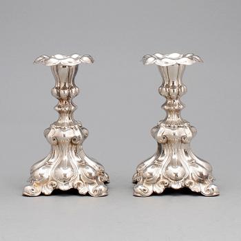 LJUSSTAKAR, ett par, silver, barockstil, CG Hallberg Stockholm 1946.