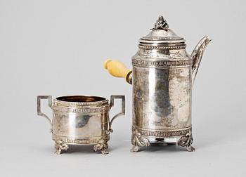 KAFFEKANNA samt SOCKERSKÅL, silver, C G Hallberg, Stockholm, 1885. Totalvikt ca 797 g.