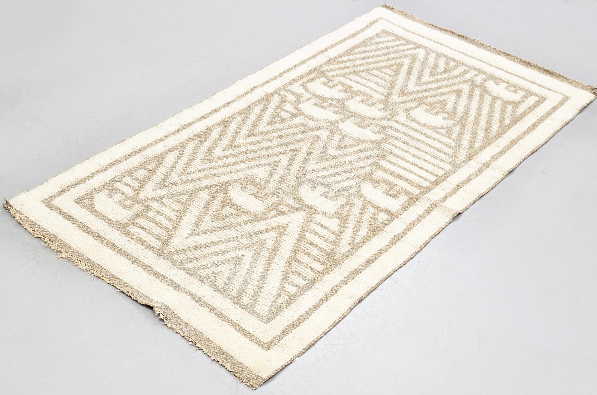 matto, knotted pile in relief, ca 187,5-189,5 x 96,5-100 cm, signed and dated S.K.L.H. 1945 at the back.