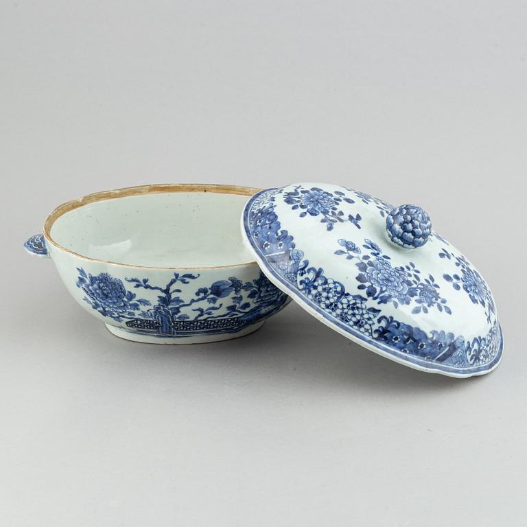 A blue and white tureen with cover, Qing dynasty, Qianlong (1736-95).