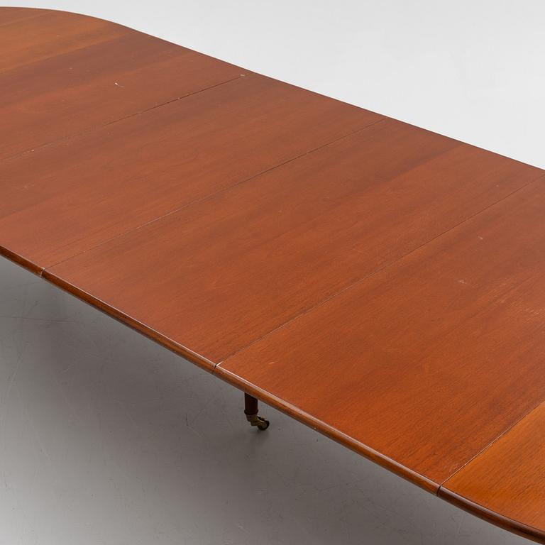 A mahogany veneer dining table, first half of the 20th Century.