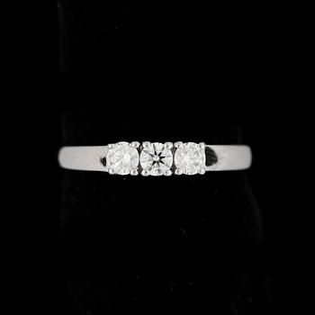 RING, 14k vitguld med briljantslipade diamanter tot ca0,41ct. Vikt ca2,7g.