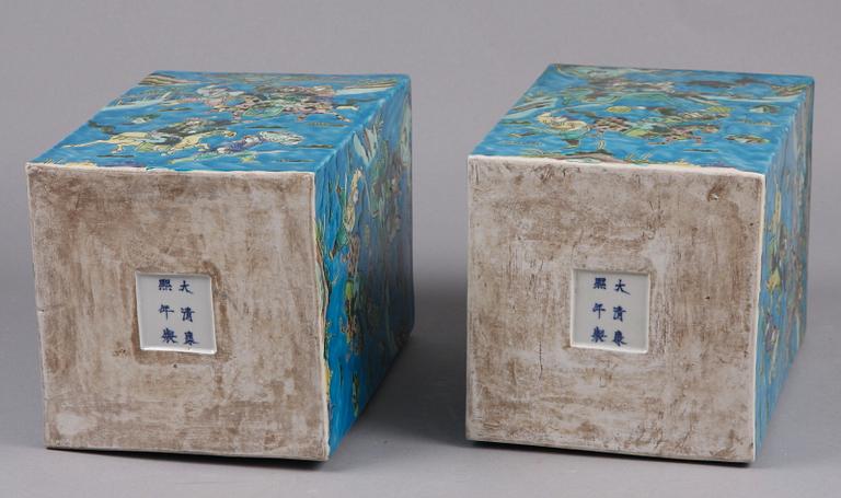 BURKAR, ett par, porslin, Kina, 2000-tal.