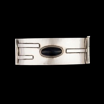 ARMRING, silver, cabochonslipat falköga. Finska Guldsmeder Åbo 1963.