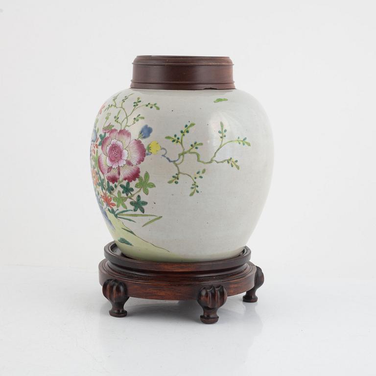A Chinese famille rose export porcelain jar, Qing dynasty, 18th/19th century.