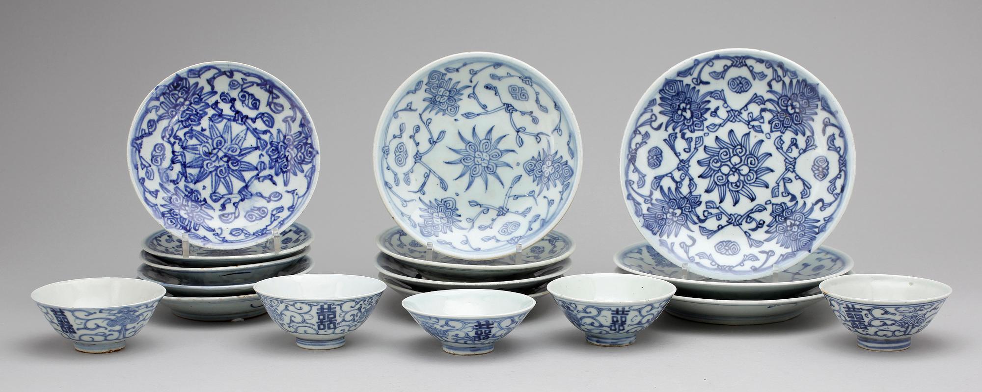 ASSIETTER samt KOPPAR, 17 delar, porslin, Kina, 1800-tal.