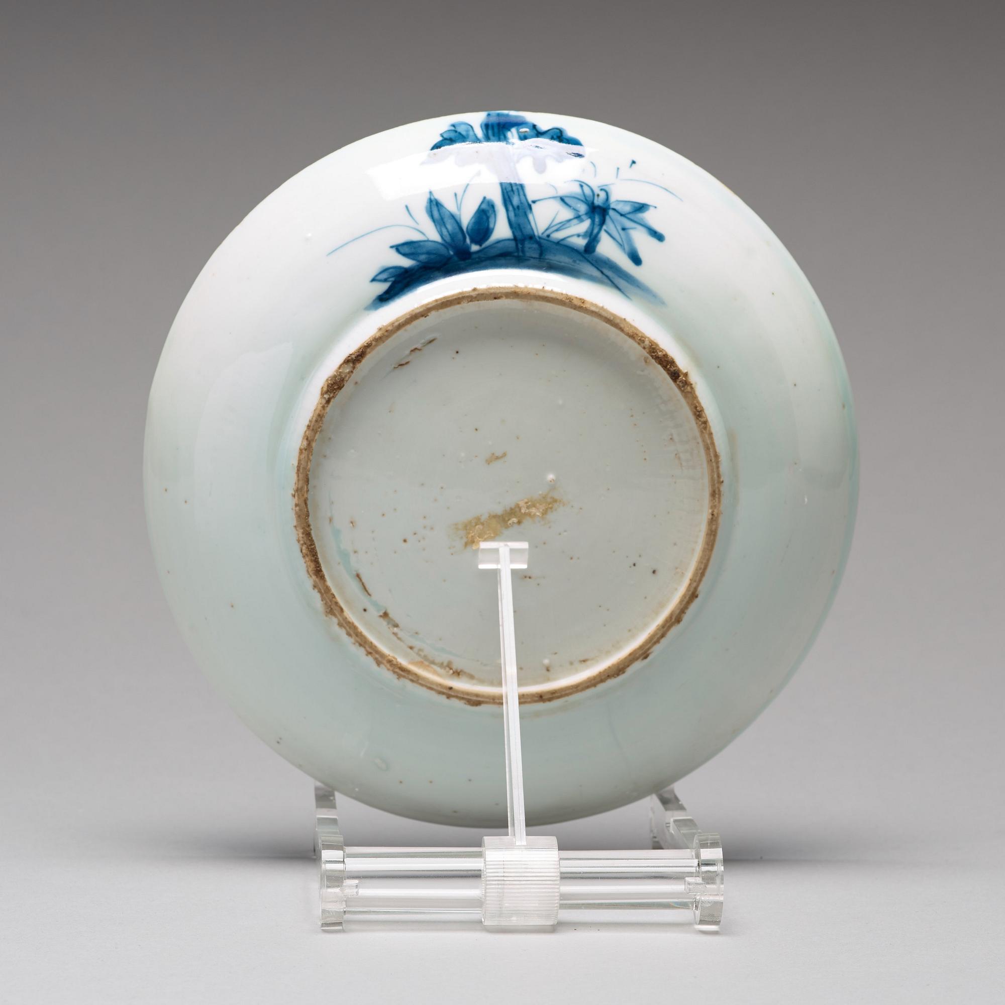 A blue and white dish, late Ming dynasty (1368-1644).