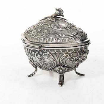 A Swedish silver sugar box, mark of AG Dufva, Stockholm 1913.