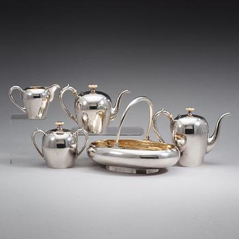 A Russian 19th century parcel-gilt 5 piece tea-set, marks of Grachev, St. Petersburg 1882-1884.