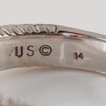 RING, 14K vitguld med b6 riljantslipade diamanter samt ovalsslipad kunzit. Vikt 9,1 gram.
