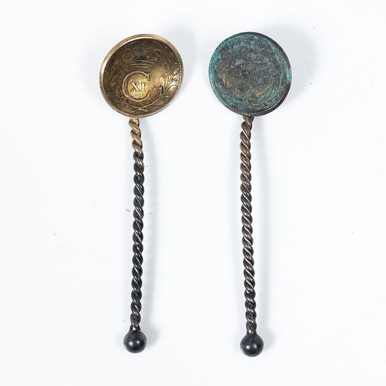 Saltkar, ett par, samt ströare, 5 st, silver, bl a C.G. Hallberg Stockholm 1918.