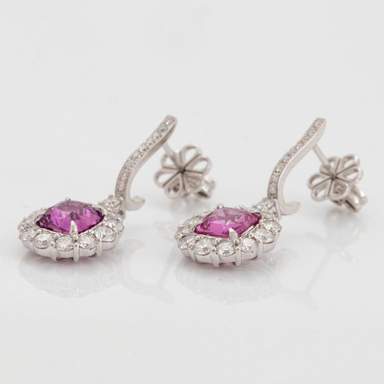 A pair of 18K white gold earrings set with faceted sapphires with a total weight of ca 4.45 cts.