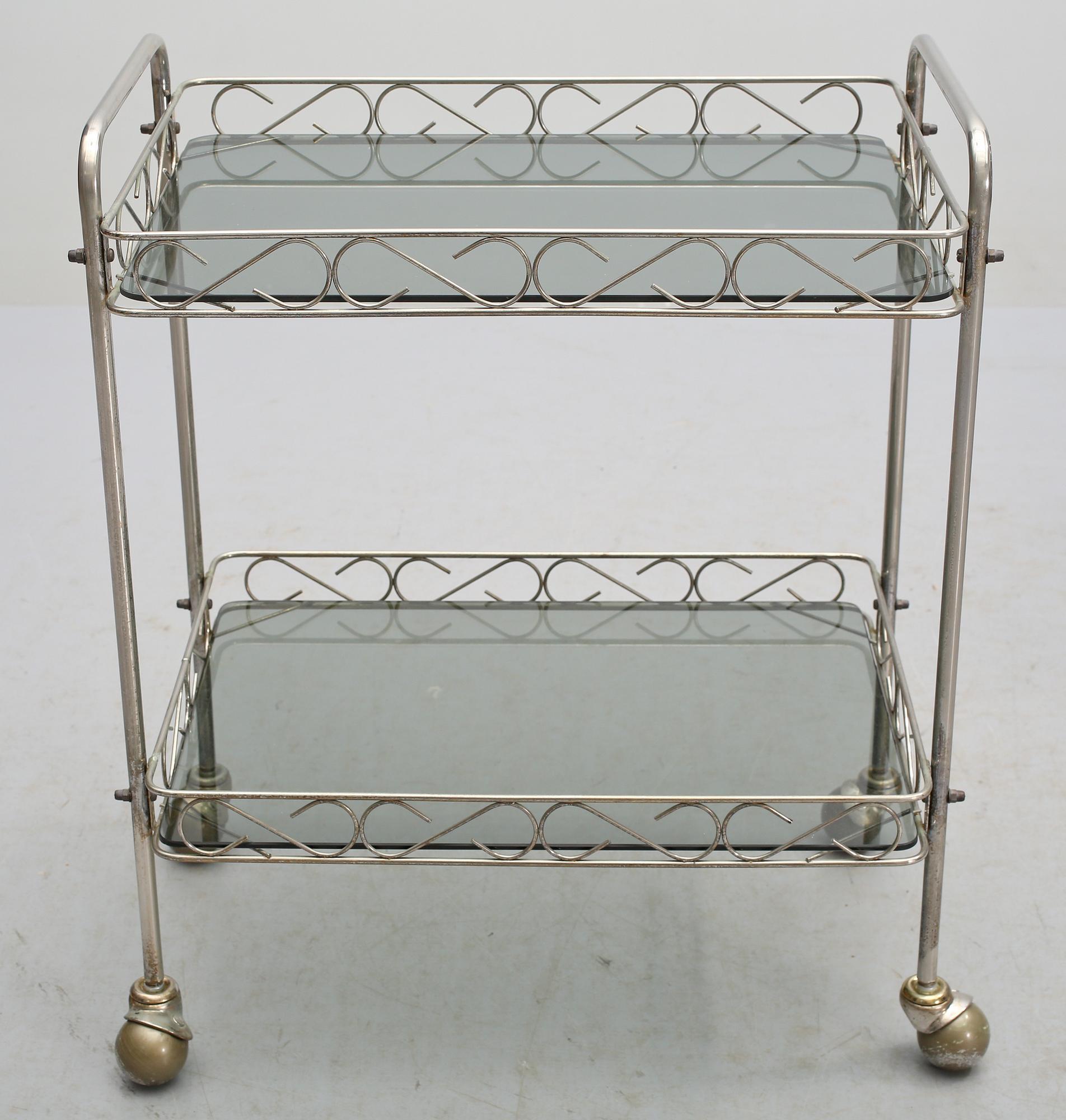 SERVERINGSVAGNAR, ett par, 1900-talets andra hälft.