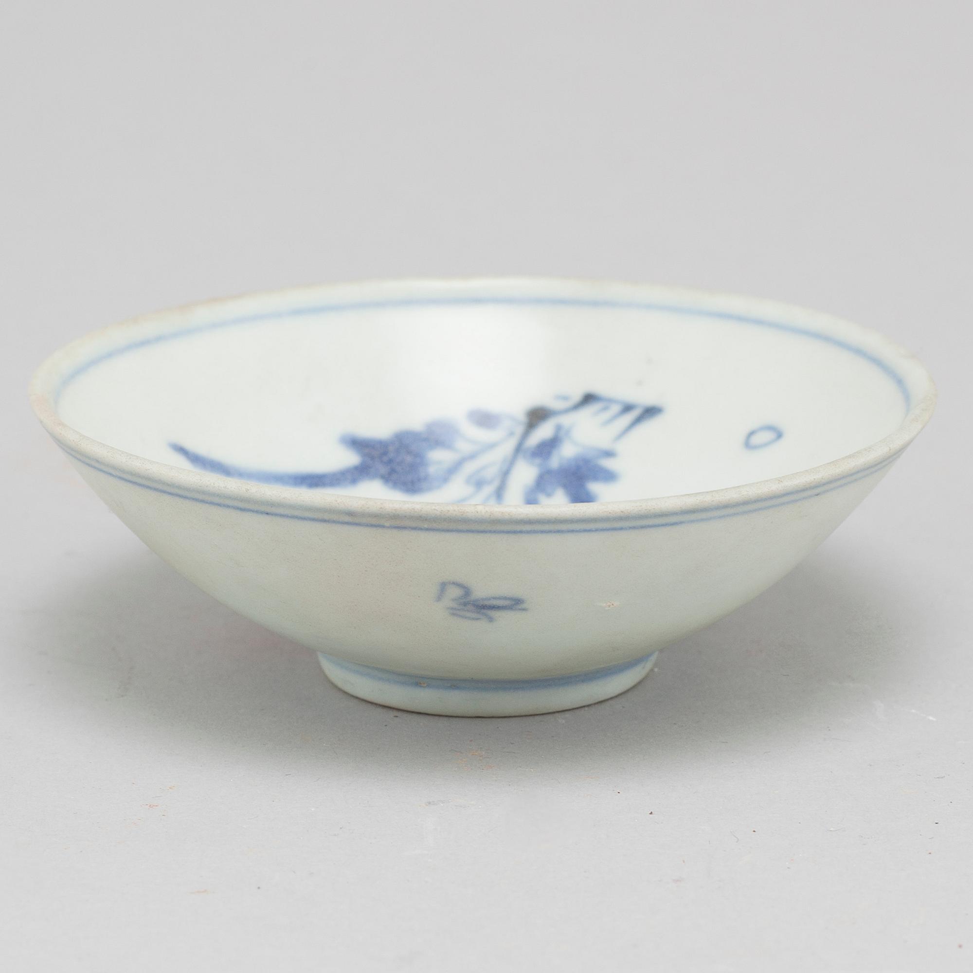 A blue and white bowl, Transition, 17th century.