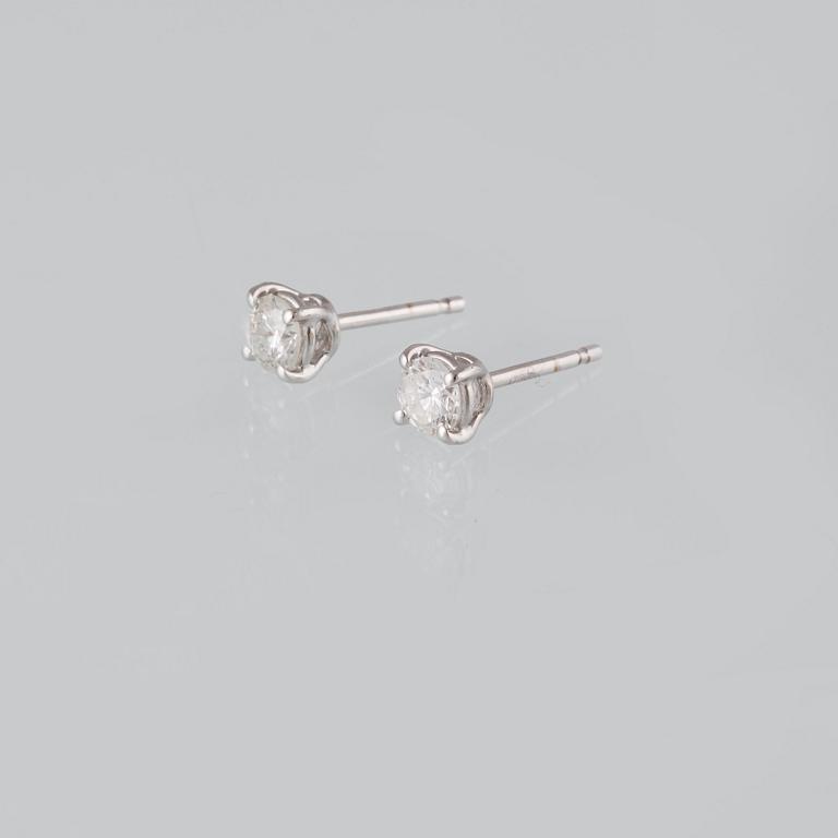 ÖRHÄNGEN, 18K vitguld med briljantslipade diamanter ca 0.67 ct. Vikt 1,6 gram.