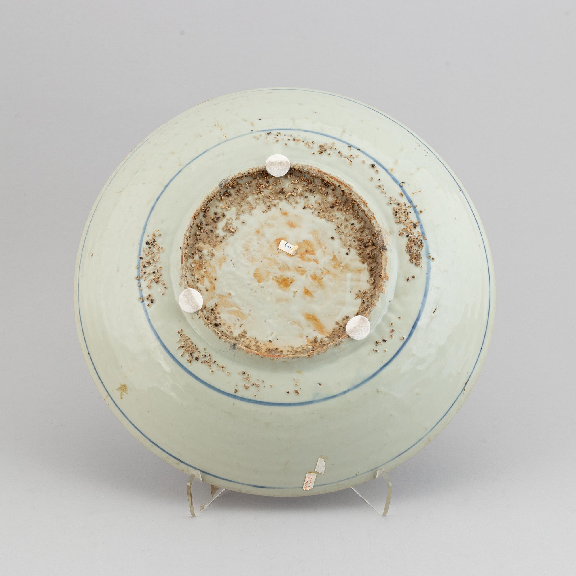 A blue and white Swatow dish, Ming dynasty, (1368-1644).