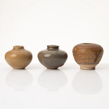 Krukor, två stycken, vaser, två stycken, skål och kanna, Mingdynastin (1368-1644.