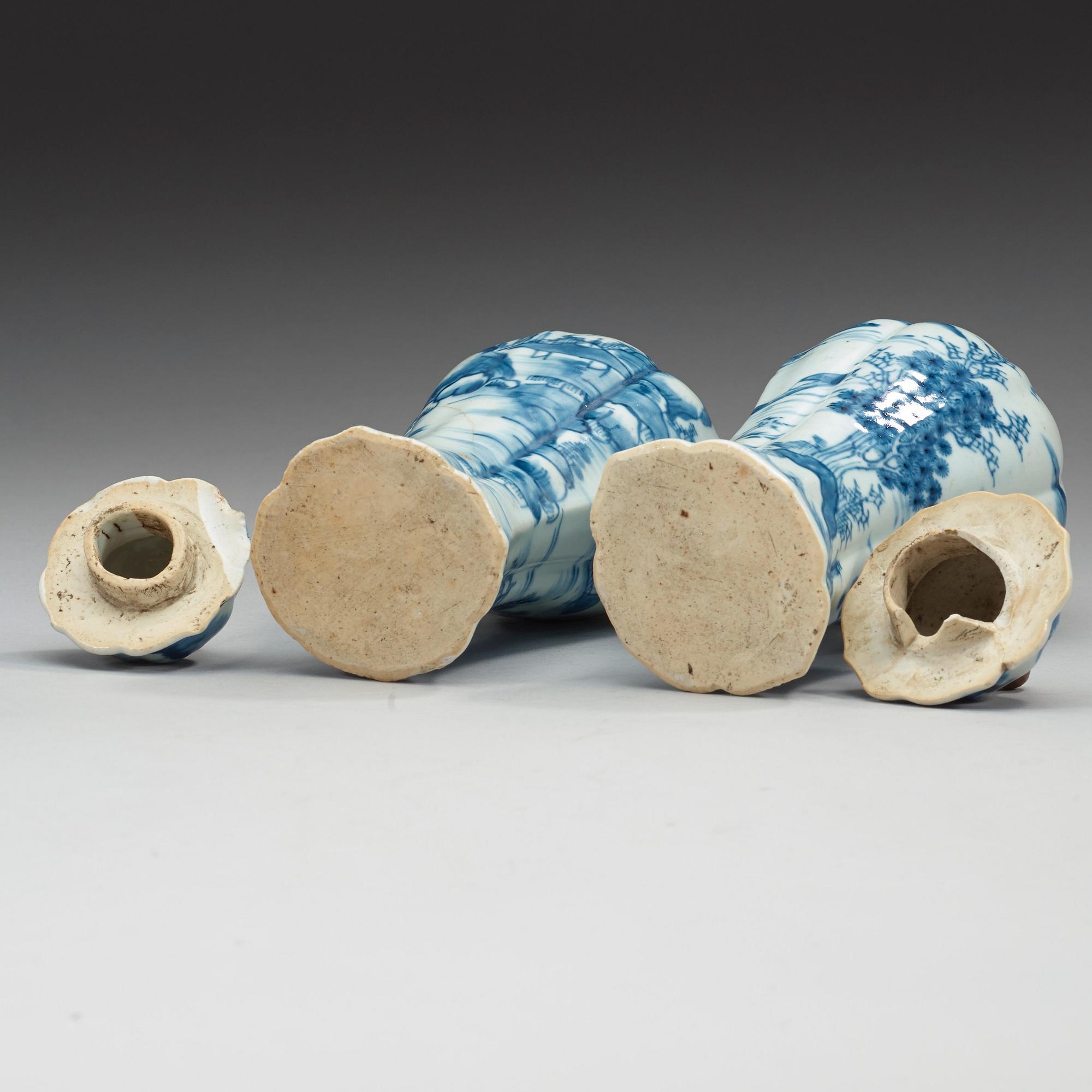 URNOR med LOCK, ett par, porslin. Qing dynastin, Kangxi (1662-1722).